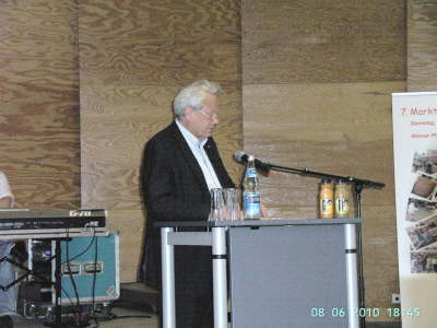 Dienstag, 08.06.2010. Ehrung von Georg Joh. Reinartz durch den Bezirksb�rgermeister Norbert Fuchs.