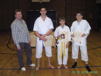 Montag, 20.12.2010. Karate Kyu-Pr�fung in der TH Von-Bodelschwingh-Str.