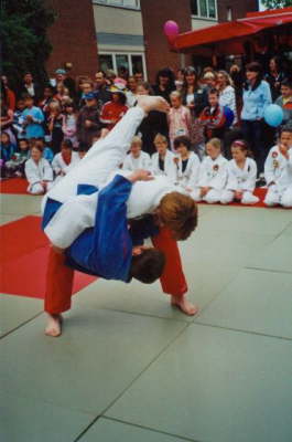 Samstag, 20.06.09. Judo-Vorf�hrung beim Sommerfest der kath. Grundschule Honschaftsstra�e.