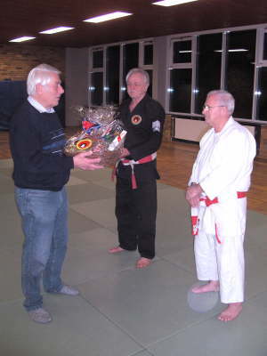 Dienstag, 16.12.08. Ehrung von Dieter Lindner 7. Dan und Herbert Basmer 6. Dan in der TH Kopernikus-Str.