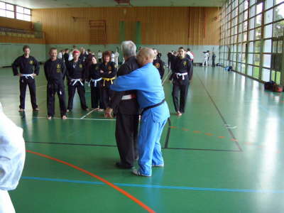 Samstag, 31.10.09. JJ Lehrgang St. Augustin. GM Soke Dieter Lindner 7. Dan unterrichtet Jujutsu, assistiert von Frank Blum 1. Dan.
